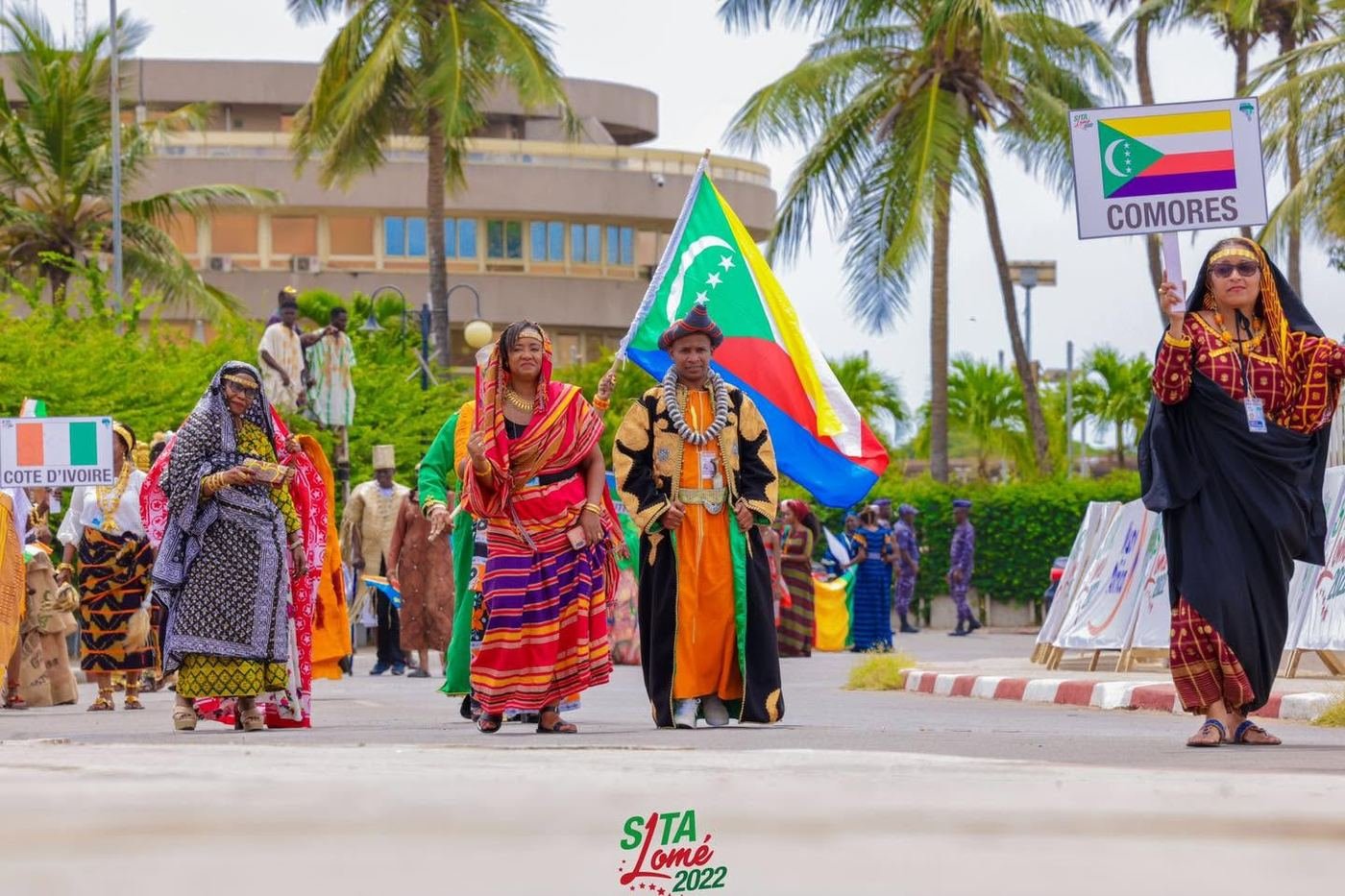 Défilé des délégations nationales (Côte d'Ivoire, Comores...) à l'ouverture du SITA Lomé 2022, 8ᵉ édition du Salon International du Textile Africain